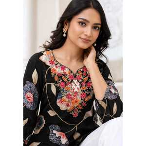 Blusa de Algodón Negra Bordada para Mujer con Estampado Floral y Manga Kimono para Uso Diario - Product Image 2