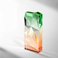 Trophée rectangulaire en verre cristal dégradé arc-en-ciel avec motif gravé au laser – Tendance mode