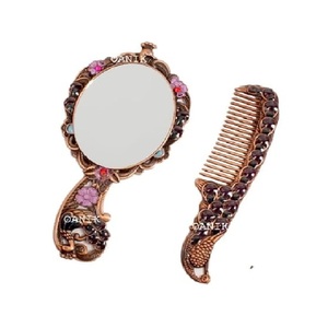 Peine de metal con acabado multicolor y elegante para comedor o fiesta Peine de metal de peluquería robusto y bellamente práctico - Product Image 6