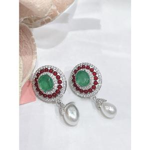 Pendientes de Botón Elegantes de Plata de Primera Calidad con Circonitas Modernas para Mujer, para Bodas y Fiestas - Product Image 1