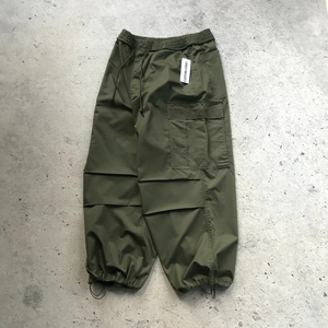 Pantalon coupe-vent unisexe décontracté, écologique, en polyester/nylon non tissé, à bas large et épais, poids moyen, coupe régulière - Product Image 3