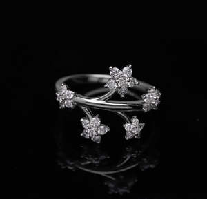 Anillo de diamantes florales de oro amarillo de 14 quilates Aspecto elegante y moderno con diseño de envoltura abierta y múltiples pétalos de racimo - Product Image 4