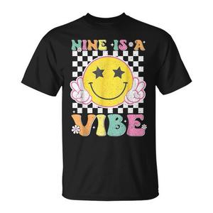 เสื้อยืดลายหน้ายิ้มเก๋ไก๋ Nine Is a Vibe สำหรับเด็กอายุ 9 ขวบ ของที่ระลึกสำหรับงานฉลองวันเกิดครบรอบ 9 ปี - Product Image 1