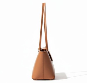 Sac à main vintage en cuir marron cognac pour femme, sac seau structuré minimaliste, résistant à l'eau, sac de travail élégant et lisse - Product Image 4