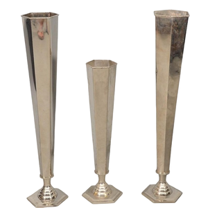 Vase en métal texturé, conçu pour des présentations botaniques chics et un style de décoration intérieure luxueux - Product Image 1