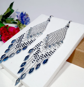 Pendientes de boda/color blanco plateado/flecos largos/cristales azules plateados/pendientes de cuentas de semillas suaves y brillantes - Product Image 1