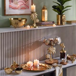 Lanterne élégante en métal doré avec motif palmier, forme haute, poignée robuste, lumière de bougie chaleureuse pour la décoration de maison de luxe - Product Image 6