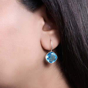 Boucles d'oreilles pendantes ART PALACE en topaze bleue taille coussin - Fermeture à crochet en argent hypoallergénique pour tous les jours et occasions spéciales - Product Image 3