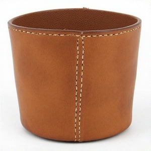 Mini bote de cuero inspirado en artesanos que agrega sofisticación y elegancia orgánica a la decoración interior con acabado limpio - Product Image 3