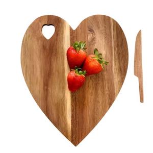 Service OEM Planche à découper en bois d'acacia en forme de cœur de couleur naturelle Ustensiles de cuisine pour couper le fromage et le pain - Product Image 4