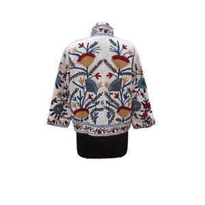 Chaqueta acolchada hecha a mano para mujer con bordado Suzani Abrigo corto de otoño relleno de algodón con diseño de logotipo tejido - Product Image 6