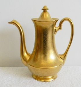 Cafetera de latón hecha a mano con patrones de pico largo, perfecta para casas de estilo de Oriente Medio e interiores clásicos - Product Image 1