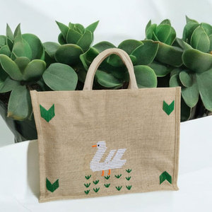 Bolsa de yute de fabricante directo con cierre de cremallera de gran capacidad y bordado Estilo de moda Best Seller - Product Image 1