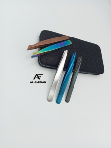 Pince à épiler professionnelle pour sourcils, écologique, en acier inoxydable, à pointe inclinée et pointue, avec revêtement plasma, pour la coupe des poils. - Product Image 3