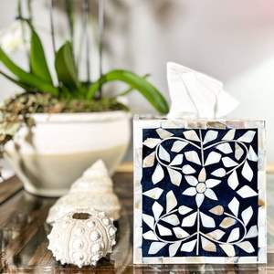 Dispensador de caja de pañuelos de madera personalizable de calidad superior con detalles de nácar y estilo floral de superficie lisa pulida - Product Image 6