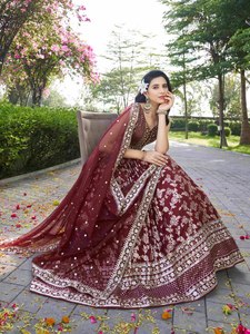 Impresionante lavanda Dola seda Jacquard Lehenga Choli conjunto intrincado plata Zari Floral brillo para fiestas - Product Image 5