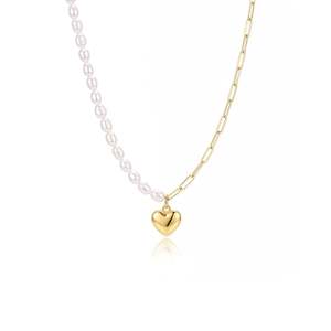 Collier asymétrique en acier inoxydable plaqué or Jeulia avec fermoir trombone et cœur en perle - Product Image 1