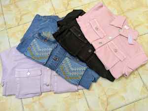 Veste en jean col en V vintage OEM pour femmes Tissu tissé Logo brodé Motif imprimé décontracté Longueur courte Top Design à la mode - Product Image 5