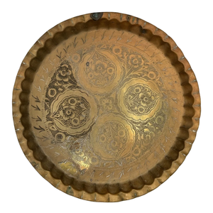 Assiette ronde en laiton arabe de haute qualité avec gravure, finition polie pour une utilisation en cuisine et comme assiette décorative - Product Image 4