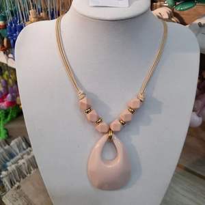 Collar de letras de resina hecho a mano aceptado OEM - Product Image 1