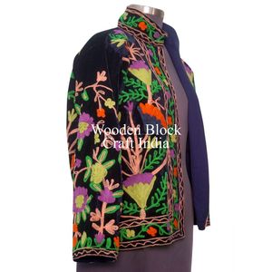 Chaqueta de Invierno de Terciopelo con Bordado Suzani Hecha a Mano de la Mejor Calidad, Chaqueta Suzani Corta para Mujer, Talla Única, Chaqueta Corta Acolchada de Terciopelo - Product Image 5