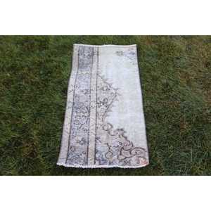 Petit tapis turc écologique vintage en laine blanche patchwork avec envers en latex 1,7x3,2 pi (51x98 cm) - Product Image 1