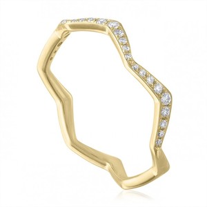 Bague empilable Zig Zag classe diamant de laboratoire de coupe ronde sertie en serti de griffes avec clarté Vvs et couleur Def en or jaune - Product Image 2