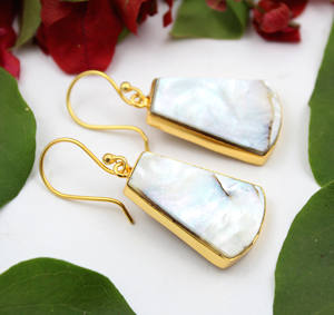 Lujo elegante blanco natural madre de perla forma elegante chapado en oro colgante pendiente para mujer Joyería Al por mayor para la India - Product Image 2