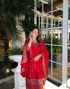 LANCEMENT DU NOUVEAU DESIGNER FESTIVE WEAR SHARARA PALAZZO TISSU PURE CHINON SOIE AVEC DENTELLE DE TRAVAIL À LA FRONTIÈRE - Product Image 2