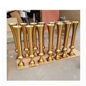 Vase de table en aluminium ciselé en laiton Design de fleurs élégantes - Product Image 4