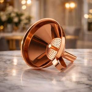 Entonnoir en acier inoxydable avec filtre intégré pour un versement fluide et sans déversement, idéal pour les cocktails, la cuisine et un usage professionnel - Product Image 5