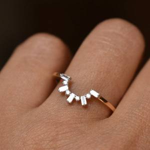 10k Or Lab Grown Baguette Diamant Bande De Mariage Incurvé Empilable Bague De Fiançailles Bijoux avec Excellente Rareté - Product Image 1