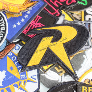 Parches bordados de texto y logotipo personalizados con insignias cosidas con cuentas de detalle preciso para uniformes y decoración de bolsos - Product Image 3