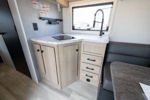 Caravane moderne avec lit coulissant, plancher en bois, intérieur gris, capacité pour 2 personnes, évier de cuisine inclus - Product Image 3