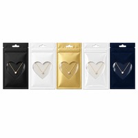 Pochette à fermeture éclair métallisée à trois soudures avec fenêtre en forme de cœur, imprimée sur mesure pour l'emballage de présentation de bijoux fins en détail
