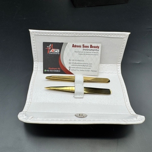 Pinzas para cejas de acero inoxidable chapadas en oro con logotipo personalizado, puntas puntiagudas inclinadas con estuche blanco - Product Image 1
