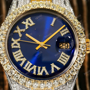 นาฬิกาเพชรโมอิสที่สวยงามพร้อมหน้าปัดสีฟ้าเน้นสีเหลืองทองและสีเงินตัวเลขโรมันและหน้าต่างวันที่ - Product Image 3