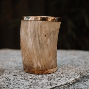 Vidrio de cuerno para beber, vidrio de cuerno para beber hecho a mano único con grabado a mano intrincado por J H, vidrio corto de cuerno para beber de 3 pulgadas - Product Image 3
