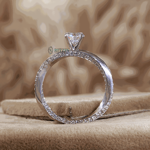 Anillo de compromiso con punta de estilo único de diamante de corte redondo de 6 MM para mujer - Product Image 2