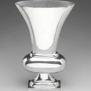 Vase de table en fer artisanal de luxe, style côtier, vert, design durable, Zahid Exports, utilisation en salle de festival, vase à fleurs - Product Image 1