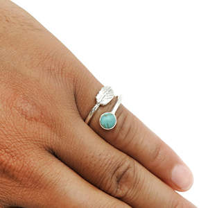 Belle bague en turquoise naturelle, fabriquée en argent massif 925, bague bohème artisanale pour les fêtes et les fiançailles - Product Image 2