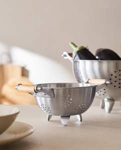 Passoire élégante en acier inoxydable conçue pour un usage quotidien dans les cuisines domestiques pour nettoyer les légumes verts et les baies - Product Image 2