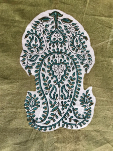 Tissu en coton imprimé à la main, base vert olive avec motif paisley blanc et turquoise (Kairi) - Product Image 3