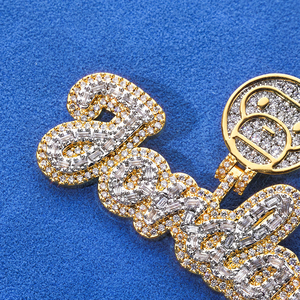 Colgante personalizado de moissanita estilo hip hop con nombre y rostro de caricatura, en tono oro amarillo, con letras incrustadas, para hombre, estilo de lujo. - Product Image 3