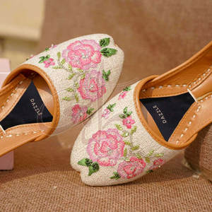 Chaussures Khussa pour enfants tendance brodées et imprimées, antidérapantes, avec des nuances de rose et de vert, dessus en jute tricoté, toutes saisons - Product Image 4