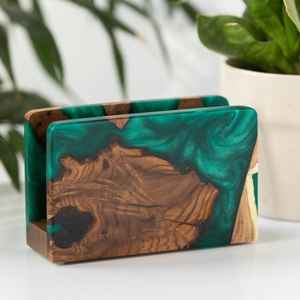 Servilletero de lujo hecho a mano con madera y resina, elegante accesorio de mesa, soporte artístico para pañuelos para una decoración de comedor de primera calidad - Product Image 1