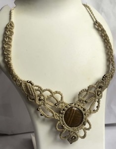Collier en macramé avec pierre précieuse ovale, fil gris, pendentif feuille, style bohème, fait main, réglable, bijoux inspirants - Product Image 4