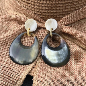 Pendientes de cuerno antiguos Joyería de mujer Cuerno de vaca hecho a mano Pendientes de color de cuerno negro con amor y el mejor diseño a bajo precio - Product Image 1