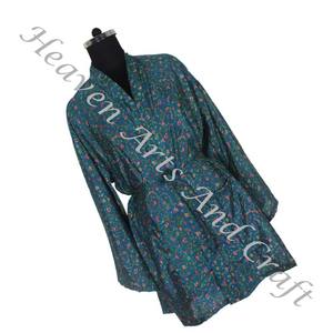 KS010 hermosa chaqueta Vintage de seda Sari Floral bohemio invierno corto hecho a mano con cinturón más cerca Vintage Sari Kimono corto - Product Image 3
