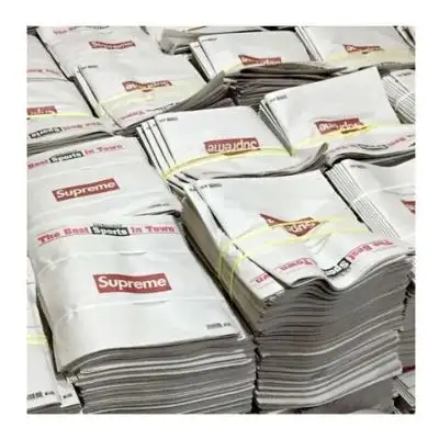 Abfallschrott sauberes ONP-Abfallpapier  altes Zeitungspapier und übergebrachte Ausgabe Zeitungsartikel